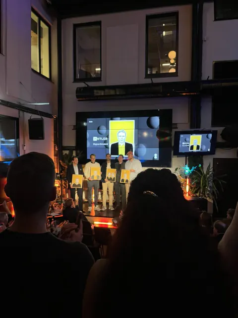 Antler-Team und CEO auf der Bühne bei einer geschlossenen Veranstaltung während der Oslo Innovation Week